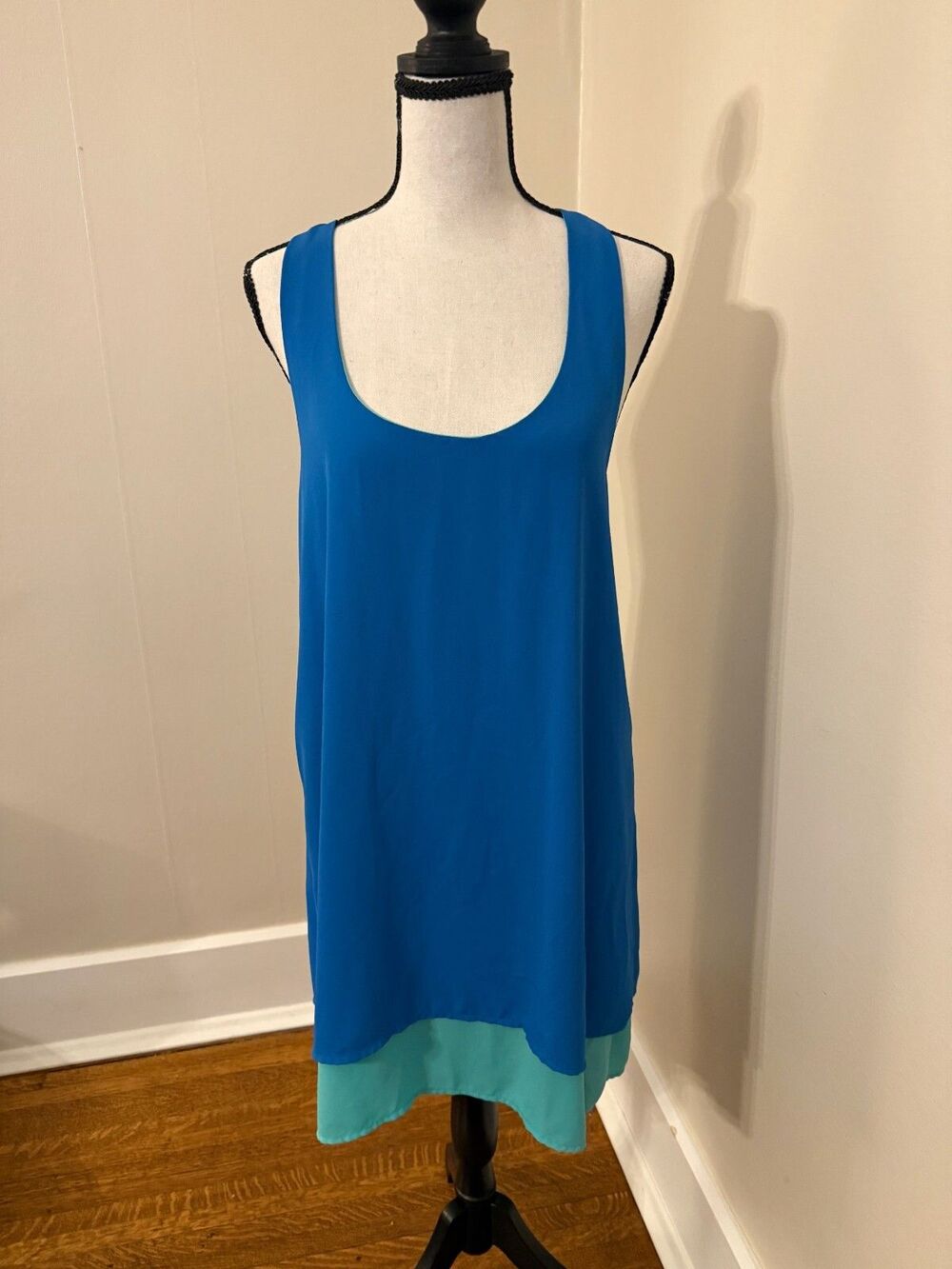 Everly Blue Twist Back Sleeveless Shift Dress Layered Chiffon Hem Women's M